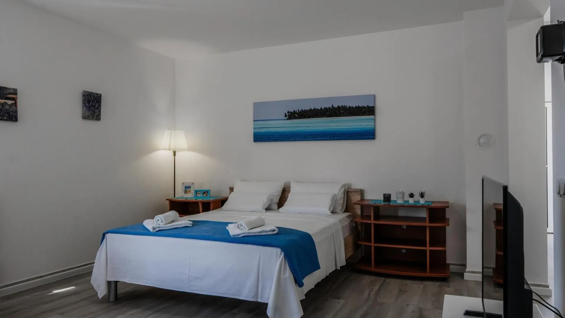 Apartments By The Sea Vir - 23033