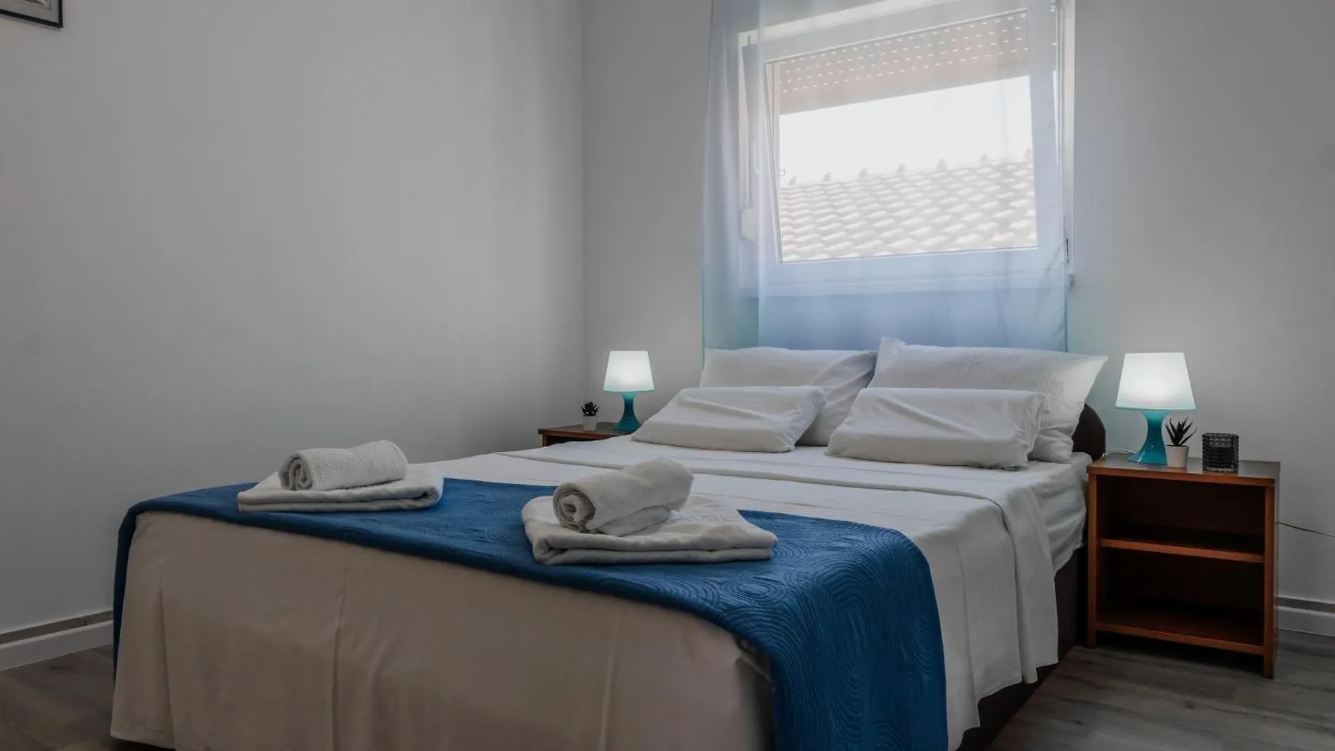 Apartments By The Sea Vir - 23033 0*,  Croacia